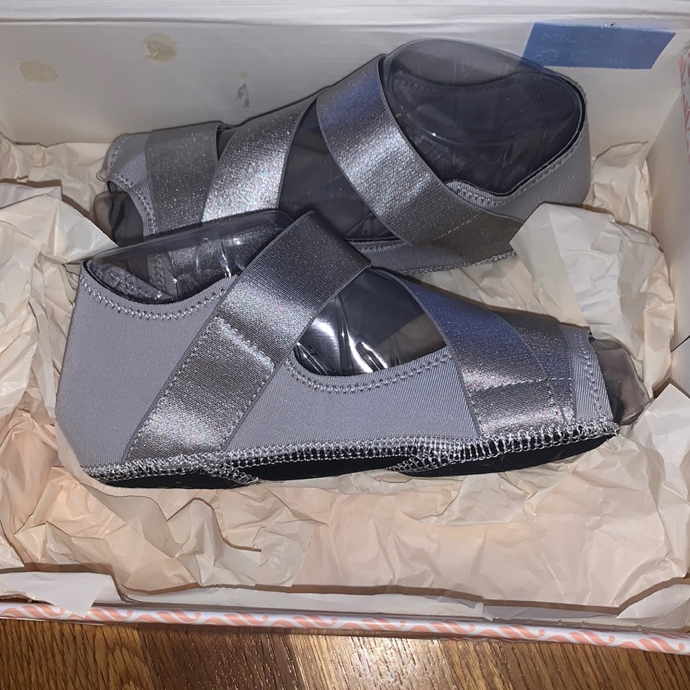 Fabletics Point Studio Sock shoes for dancing/ gymnastics size 7.5 Haze grey